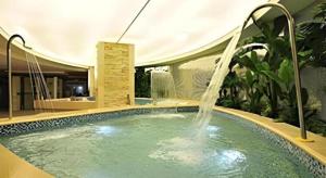 einen Pool mit einem Brunnen in einem Haus in der Unterkunft Hohhot Hai Liang Plaza Hotel in Hohhot