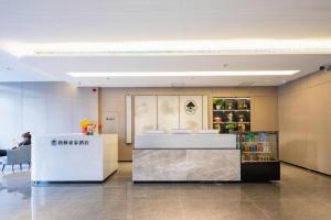 Vstupní hala nebo recepce v ubytování GreenTree Inn Shenyang Tiexi Huaxiang Road Metro Station Express Hotel