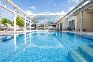 ShomeraにあるLev Hahoresh Boutique Hotelの建物内の青い水の大きなプール