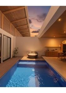 金巴兰Kinama Villa的一座带游泳池的房屋