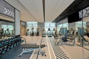 ein Fitnessstudio mit mehreren Laufbändern und Cardiogeräten in der Unterkunft Four Points by Sheraton Kunshan in Kunshan