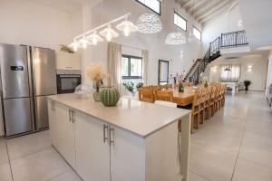 ShomeraにあるLev Hahoresh Boutique Hotelのキッチン、ダイニングルーム(ダイニングテーブル付)、キッチン、ダイニングルームが備わります。