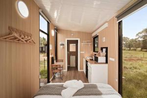 Ένα ή περισσότερα κρεβάτια σε δωμάτιο στο Lazy Daisy Farm by Tiny Away