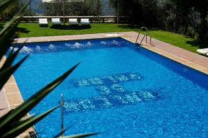a swimming pool with blue water in a yard at Casa Número 1 in Válor