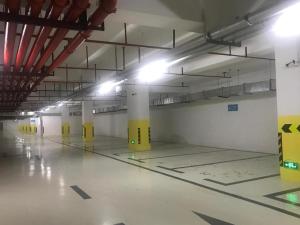 ein leeres Parkhaus mit gelben Säulen und Lichtern in der Unterkunft Mercure Styles Hotel Meizhou in Meizhou