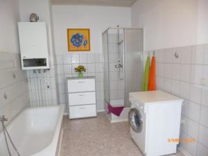 a bathroom with a washing machine and a washer at Ferienwohnung Im Vierseitenhof in Annaberg-Buchholz