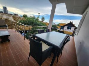 Un balcón o terraza en Ketki Luxury Pool Villa Seaflare Pattaya