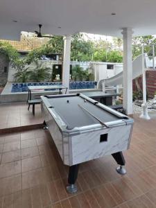 Una mesa de billar en Ketki Luxury Pool Villa Seaflare Pattaya