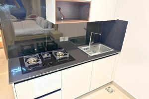 une petite cuisine avec une cuisinière et un évier dans l'établissement Luxury Studio at Monal Murree Balcony with Private Parking, à Murree