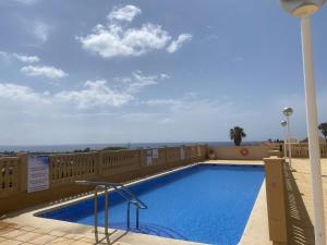 Bazén v ubytování Casa Luna terraza mágica con vistas al mar nebo v jeho okolí