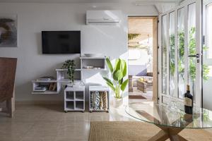 TV a/nebo společenská místnost v ubytování Casa Luna terraza mágica con vistas al mar