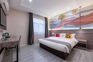 Jun Select Hotel Hubei Wuhan Hanjiang District Liuduqiao Metro Station في ووهان: غرفة فندق بها سرير ومكتب +120 صورة
