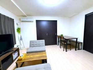 TsukisappuにあるExcel 美園 -FIX HOME-のテーブルとソファとテレビのあるリビングルーム