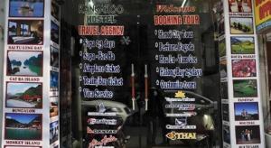 Un garaje con un montón de carteles en la pared. en Kangaroo Hostel, en Hanói 62 fotos más