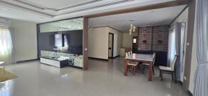 eine Küche und ein Esszimmer mit Tisch und Stühlen in der Unterkunft Ketki Luxury Pool Villa PearlShore Pattaya in Pattaya South