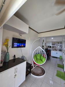 un salon avec une chaise verte dans une pièce dans l'établissement Evelyn's Place at Tagaytay 2, à Tagaytay