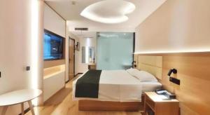 Postel nebo postele na pokoji v ubytování GreenTree Inn Heze Railway Station Hotel + 158 fotografií