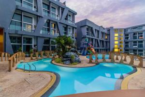 Bazén v ubytování C248 Condo 3 Min to Nai Harn Beach 1BR with Rooftop Pool nebo v jeho okolí