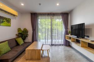 TV a/nebo společenská místnost v ubytování C248 Condo 3 Min to Nai Harn Beach 1BR with Rooftop Pool