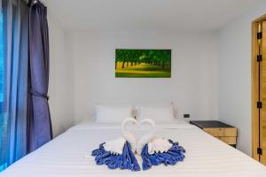 Postel nebo postele na pokoji v ubytování C248 Condo 3 Min to Nai Harn Beach 1BR with Rooftop Pool + 24 fotografií