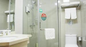 Koupelna v ubytování GreenTree Inn Nantong Haian Kaifa District Express Hotel + 163 fotografií