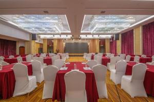 - une salle de banquet avec des tables et des chaises rouges et blanches dans l'établissement Xin Sheng Da Hong Sheng International Hotel, à Kunming 286 autres photos