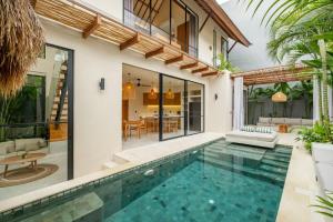 ein Pool im Hinterhof eines Hauses in der Unterkunft Vela Villa Pererenan Bali 2 Beds with Private Pool in Mengwi + 24 Fotos