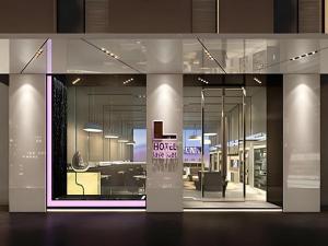 un hall d'un bâtiment avec un panneau sur une fenêtre dans l'établissement Lavande Hotel Wuhan Huanghelou Branch, à Wuhan