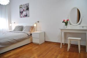 リスボンにあるParque Nacoes Prime Apartments 13のベッドルーム1室(ベッド1台、化粧台、鏡付)