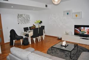 uma sala de estar com um sofá e uma mesa em Parque Nacoes Prime Apartments 13 em Lisboa
