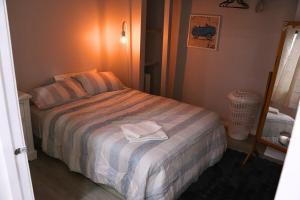 ein Schlafzimmer mit einem Bett, auf dem ein Buch liegt in der Unterkunft Charming Cozy Stay In Heart Of St Albans in St Albans