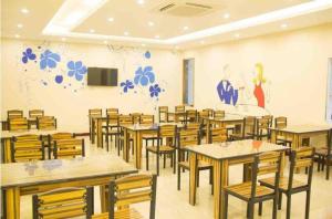 TV a/nebo společenská místnost v ubytování GreenTree Inn JiangSu Wuxi Jiangyin City QinGYAng Town Fuqian Road Express Hotel