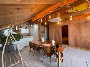 une salle à manger avec une table et des chaises en bois dans l'établissement LaniKai Full oceanview stay, à Namae-ri