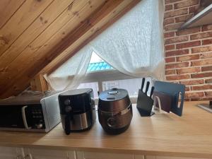 - un comptoir de cuisine avec deux fours micro-ondes et un four micro-ondes dans l'établissement LaniKai Full oceanview stay, à Namae-ri