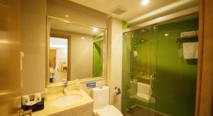 Ένα μπάνιο στο GreenTree Inn Qingyuan Qinghe Avenue Branch
