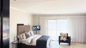 Una televisión o centro de entretenimiento en Latifahs Home