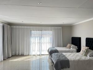 Una cama o camas en una habitación de Latifahs Home