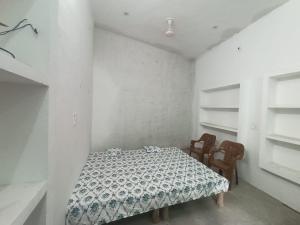 a white room with a table and two chairs at Hariom Homestay in Barwa Sāgar