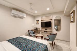 Un televizor și/sau centru de divertisment la Hotel Grand Shiva