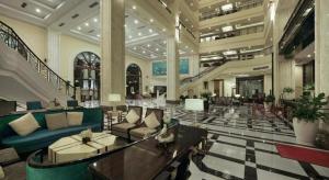 un hall avec des canapés et des tables dans un bâtiment dans l'établissement Vinpearl Discovery Rockside Nha Trang, à Nha Trang