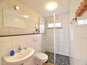 ein Badezimmer mit Waschbecken, Toilette und Dusche in der Unterkunft Boutique Bungalow in Insel Poel with terrace in Insel Poel