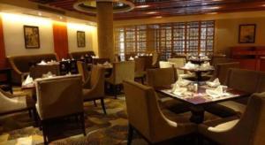 ein Speisesaal mit Tischen und Stühlen in einem Restaurant in der Unterkunft Dork Jumpa Hotel in Ban Xiangda