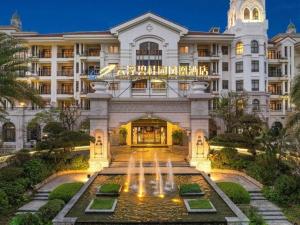 ein Hotel mit einem Brunnen vor einem Gebäude in der Unterkunft Country Garden Phoenix Hotel Yunfu in Yunfu
