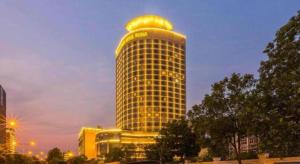 un grand bâtiment surmonté d'un dôme dans l'établissement Wuhan Premier Mayflowers Hotel, à Wuhan