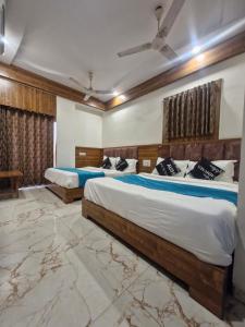 2 camas en una habitación de hotel con 2 camas en Hotel Signature, en Ahmedabad 8 fotos más