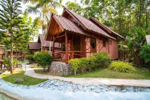 ein kleines Haus mit einem Weg dorthin in der Unterkunft Boom Boom Resort in Ban Pak Nam Khem Nu