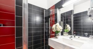 a bathroom with a sink and a mirror at PLAZA INN Amedia Wien in Vienna