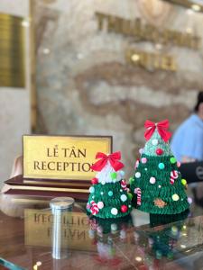 zwei Weihnachtsbäume stehen auf einem Tisch in der Unterkunft Thuận Phát Hotel in Soc Trang