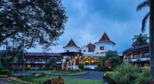 a large white mansion with a gambrel roof at eL Hotel Kartika Wijaya Batu in Songgoriti
