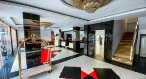 une grande pièce avec un escalier et un magasin dans l'établissement Lucky Star Hotel Near Harbour Bay Batam, à Kangboi 61 autres photos